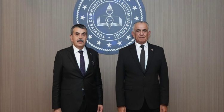 Bakan Çavuşoğlu mevkidaşı Tekin ile bir araya geldi