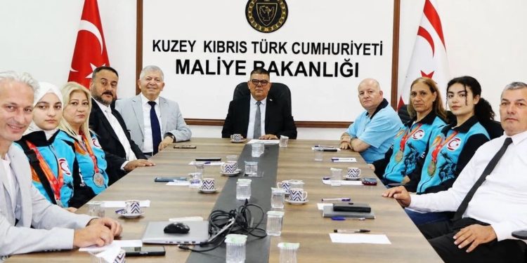 KKTC Budo Milli Takımı’ndan Bakü’de tarihi başarı: Bakan Berova şampiyonları kabul etti