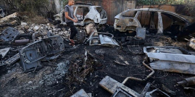 Filistin topraklarını gasbeden İsrailliler, El Halilde CNN aracının da yer aldığı 4 arabaya saldırdı