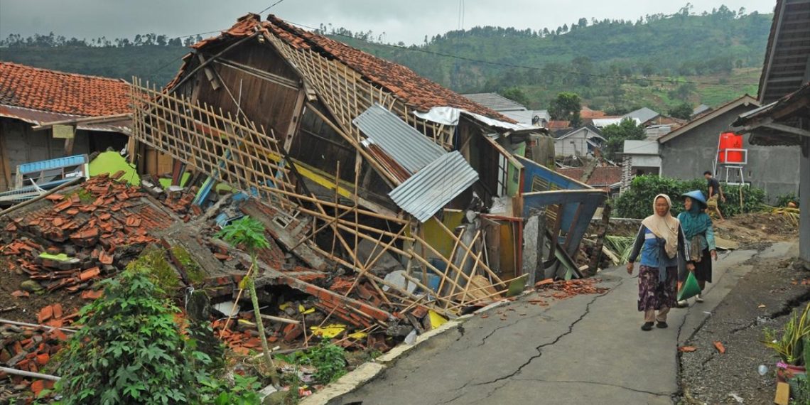 Endonezya'da 6,7 büyüklüğündeki depremde 1 kişinin öldüğü, 76 kişinin yaralandığı açıklandı