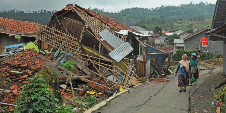 Endonezya'da 6,7 büyüklüğündeki depremde 1 kişinin öldüğü, 76 kişinin yaralandığı açıklandı