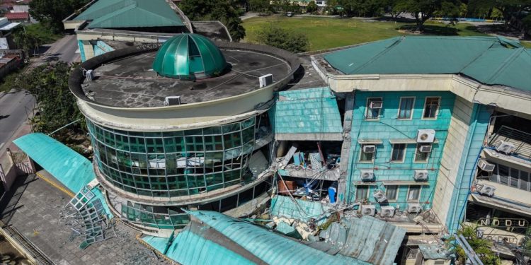 Filipinler'de 7,8 büyüklüğündeki depremde ölenlerin sayısı 78'e yükseldi