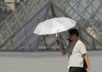 Paris'te aşırı sıcak alarmı: Louvre Müzesi erken kapanacak