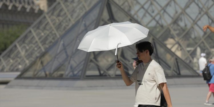 Paris'te aşırı sıcak alarmı: Louvre Müzesi erken kapanacak