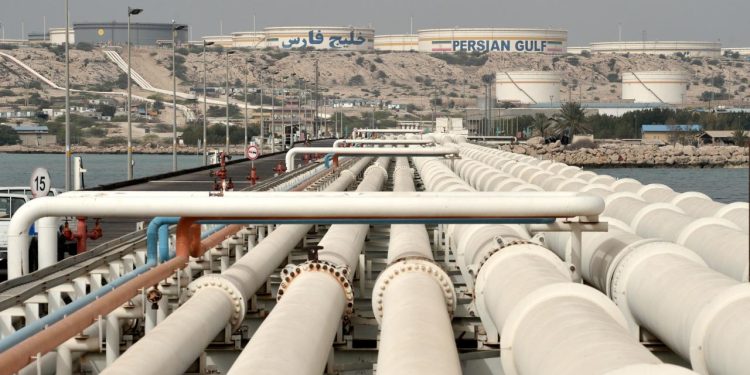 İran: Hark Adası savaş boyunca 548 kez saldırıya uğradı
