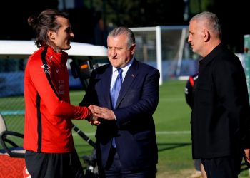 Bakan Bak'tan A Milli Futbol Takımı'na ziyaret