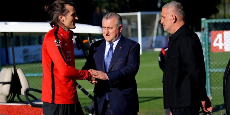 Bakan Bak'tan A Milli Futbol Takımı'na ziyaret