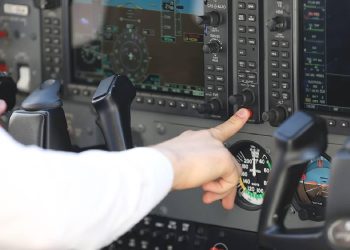 Havada can pazarı: Yolcular kriz geçiren pilotu koltuğa bağladı