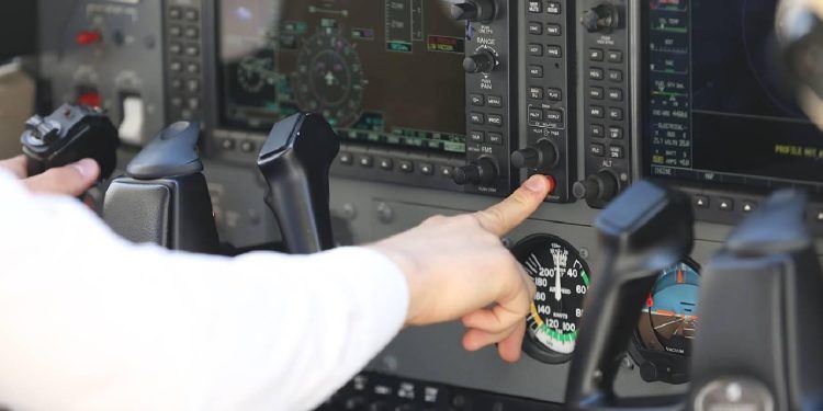 Havada can pazarı: Yolcular kriz geçiren pilotu koltuğa bağladı