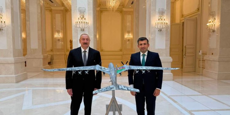 Aliyev, Baykar Yönetim Kurulu Başkanı Bayraktar'ı kabul etti