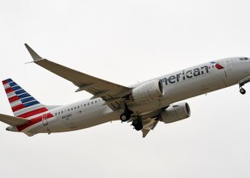 ABD'li hava yolu şirketi American Airlines teknik sorun nedeniyle uçuşları bir süre durdurdu