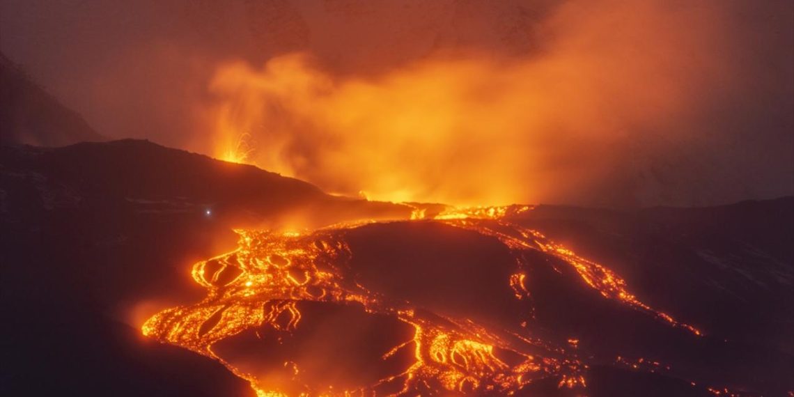 İtalya'da Etna Yanardağı'nın kül püskürtmesi hava ulaşımında aksaklıklara yol açtı