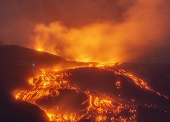İtalya'da Etna Yanardağı'nın kül püskürtmesi hava ulaşımında aksaklıklara yol açtı