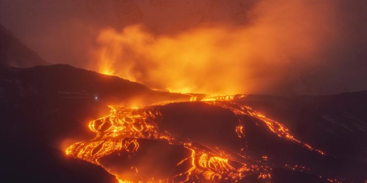 İtalya'da Etna Yanardağı'nın kül püskürtmesi hava ulaşımında aksaklıklara yol açtı