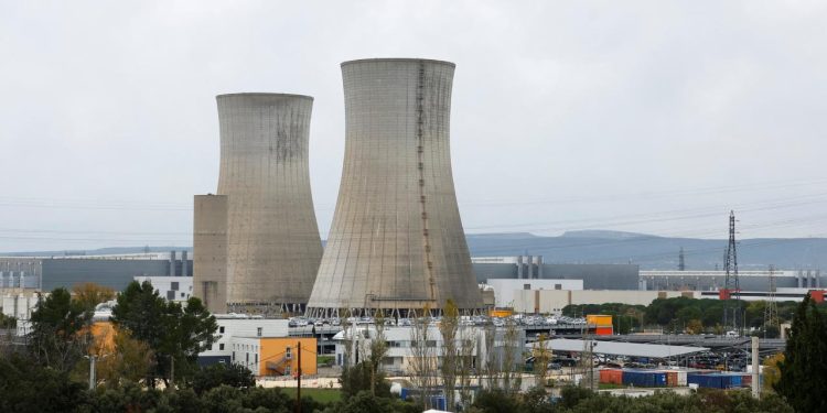 Yüksek sıcaklıkların etkili olduğu Fransa'da 3 nükleer reaktörün faaliyeti askıya alındı