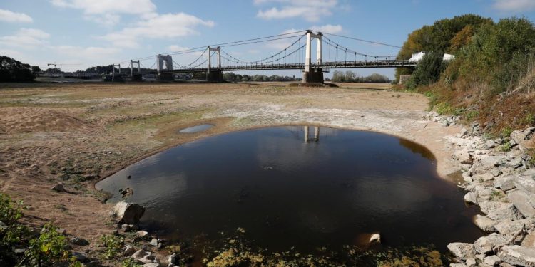 Kuraklığın ciddi boyutlara ulaştığı Fransa'da derelerin yüzde 25'i kurudu