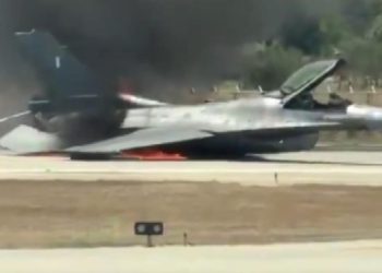 Yunanistanda acil iniş yapan F16 savaş uçağı alev aldı