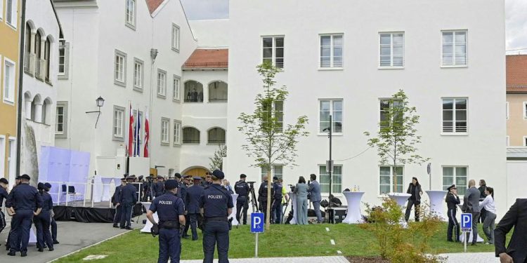 Avusturya, Hitler'in doğduğu evi neoNazi ziyaretlerini engellemek için polis karakoluna dönüştürdü