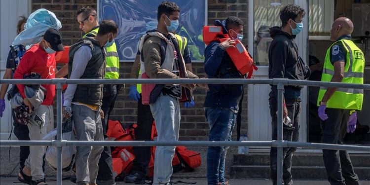 İngiltere, mültecilerden 10 bin strelin ödeme isteyecek