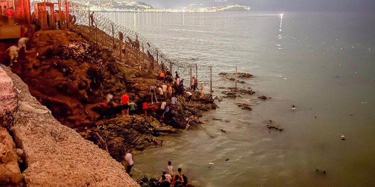 İspanya, son 24 saatte 49 binden fazla kişinin Sebte'ye geçtiğinin düşünüldüğünü bildirdi