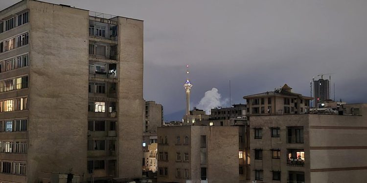 İran basını: İran'ın güneyindeki Buşehr ve Aseluye kentlerinde patlama sesleri duyuldu