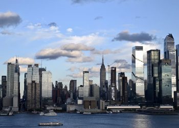 Empire State binasına tırmanan çift evlilik teklifinin ardından gözaltına alındı