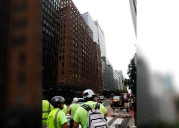 New York'ta 37 katlı binanın yıkılma tehlikesi nedeniyle yollar kapatıldı