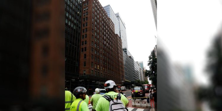 New York'ta 37 katlı binanın yıkılma tehlikesi nedeniyle yollar kapatıldı