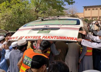 Pakistan'da yolcu otobüsünün uçuruma yuvarlandığı kazada 40 kişi öldü