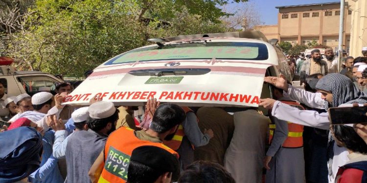 Pakistan'da yolcu otobüsünün uçuruma yuvarlandığı kazada 40 kişi öldü