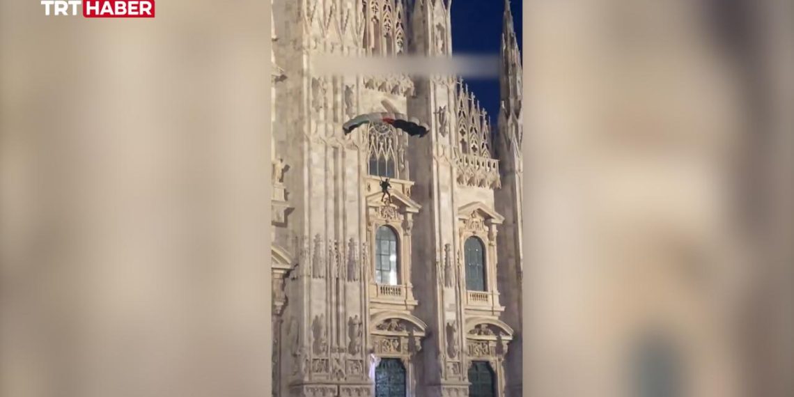 Milano'da Filistin bayrağı renklerindeki paraşütüyle Duomo Katedrali'nden atladı