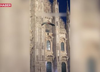 Milano'da Filistin bayrağı renklerindeki paraşütüyle Duomo Katedrali'nden atladı
