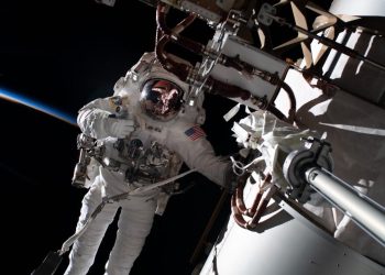 Uzayda ilk robotik kurtarma operasyonu: NASA düşen teleskobun peşinde