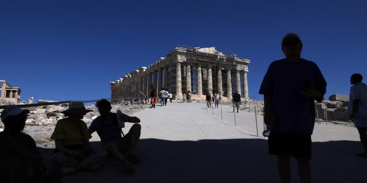 Yunanistan'da aşırı sıcaklar nedeniyle açık alanlarda çalışmalar kısıtlandı