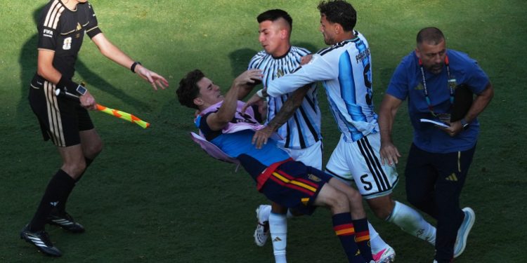 FIFA Dünya Kupası finaline ceza yağdırdı