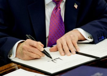Trump Ontario Gölü'nün adını Amerika Gölü olarak değiştiren kararnameyi imzaladı