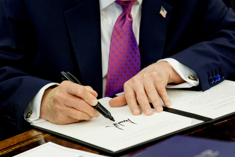 Trump Ontario Gölü'nün adını Amerika Gölü olarak değiştiren kararnameyi imzaladı