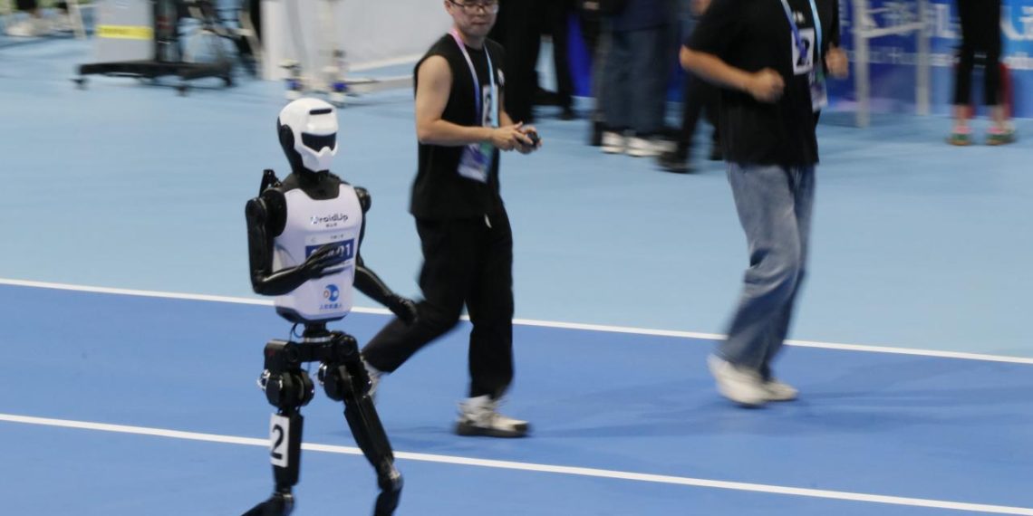 Çinli insansı robot 100 metreyi Usain Bolt'tan daha hızlı koştu