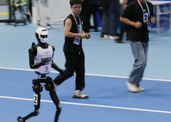 Çinli insansı robot 100 metreyi Usain Bolt'tan daha hızlı koştu