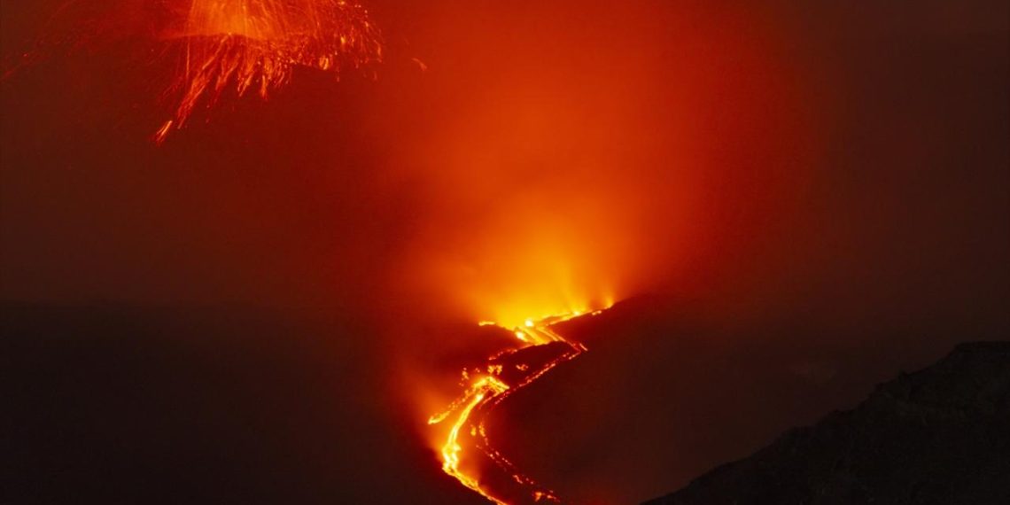 İtalya'da Etna Yanardağı'nın patlamasıyla oluşan kül bulutu uçuşları aksattı