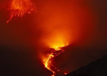 İtalya'da Etna Yanardağı'nın patlamasıyla oluşan kül bulutu uçuşları aksattı