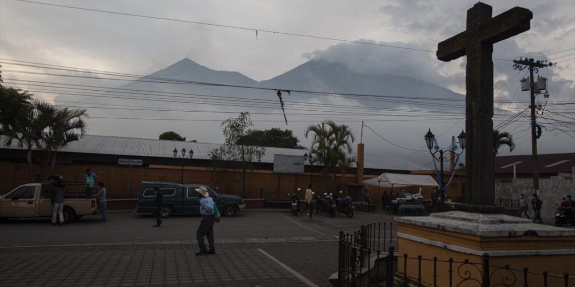 Fuego Yanardağı'nın faaliyete geçtiği Guatemala'da tahliye emirleri verildi
