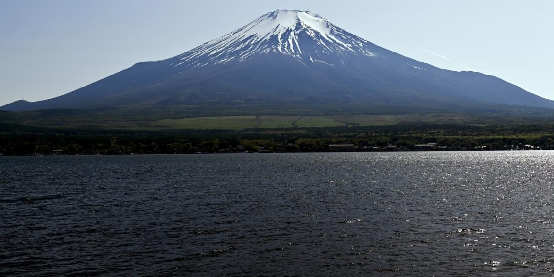 Japonya'da bir baba, Fuji Dağı'na tırmanmak için 7 yaşındaki çocuğunu 2 bin metrede yalnız bıraktı
