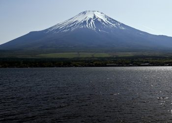 Japonya'da bir baba, Fuji Dağı'na tırmanmak için 7 yaşındaki çocuğunu 2 bin metrede yalnız bıraktı