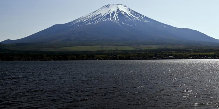 Japonya'da bir baba, Fuji Dağı'na tırmanmak için 7 yaşındaki çocuğunu 2 bin metrede yalnız bıraktı