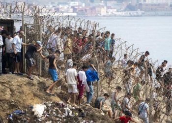 İspanya'nın, Fas'tan Sebte'ye geçen 500 çocuğu ana karaya kabul etmeye hazırlandığı iddia edildi