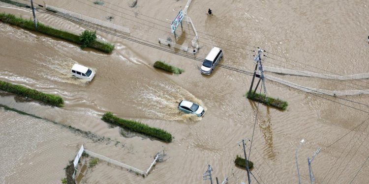 Japonya'da şiddetli yağışların neden olduğu sellerde 13 kişi yaşamını yitirdi