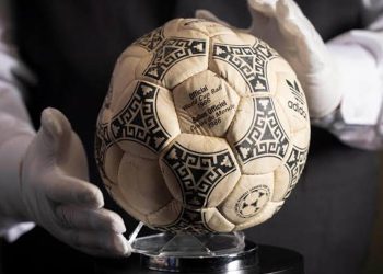 Maradona'nın Tanrı'nın Eli topu 3,3 milyon dolara satıldı