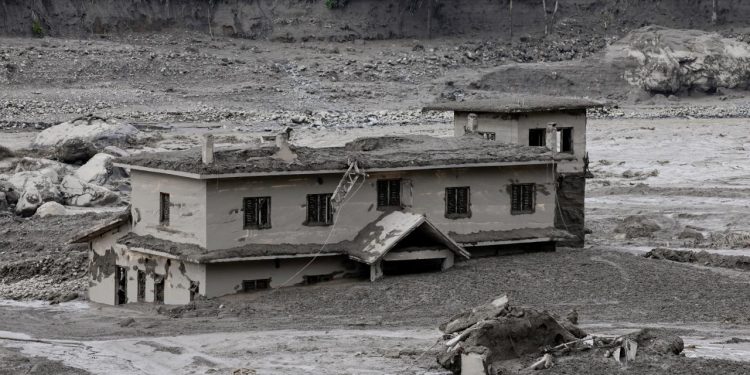 Nepal'deki selde hayatını kaybedenlerin sayısı 734'e yükseldi