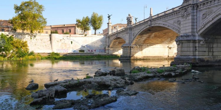 Roma'da kuraklık nedeniyle sular çekildi, 2 bin yıllık tarih gün yüzüne çıktı